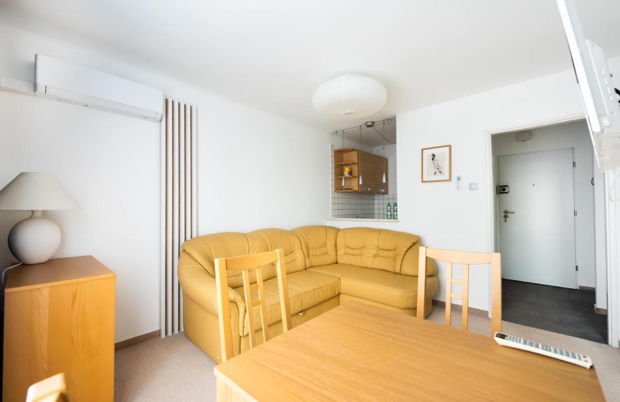 Metro Rondo Onz Yellow Apartment