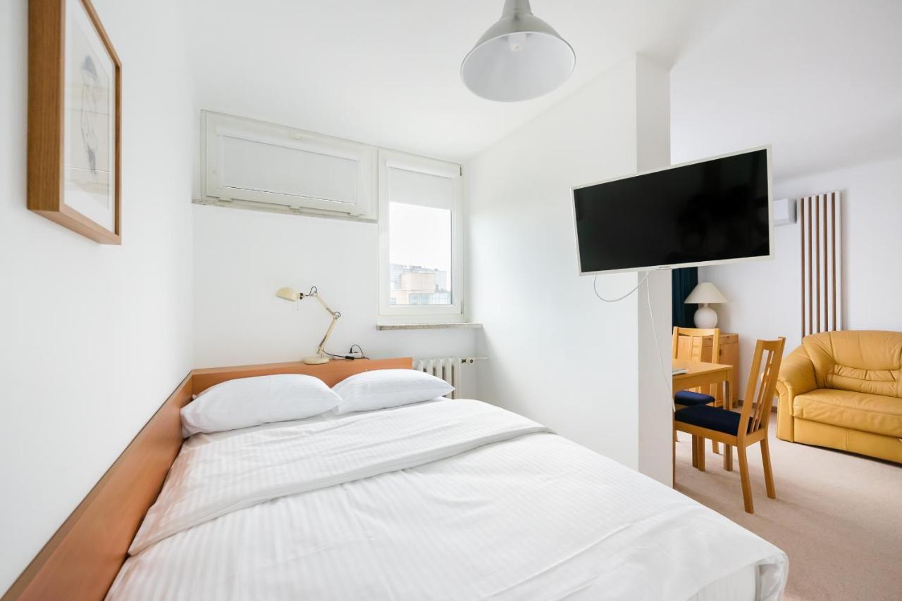 Metro Rondo Onz Yellow Apartment *